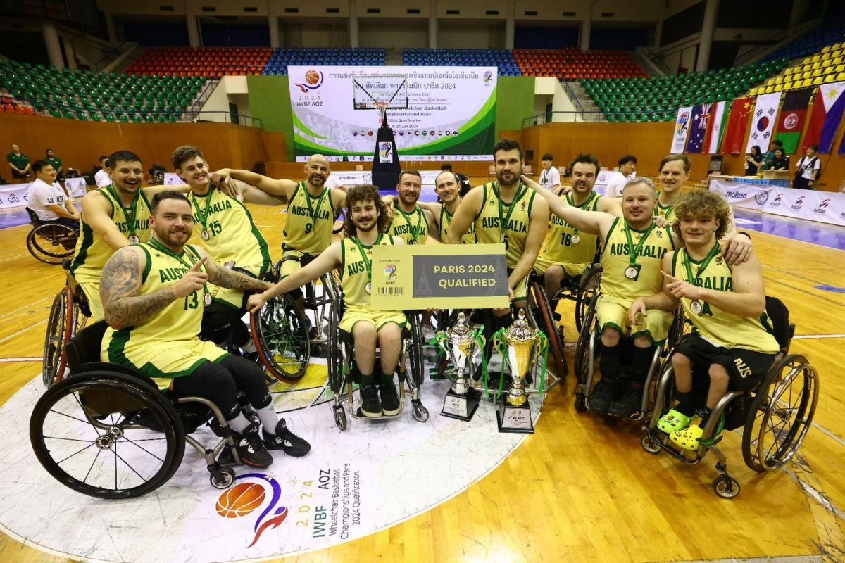 Eithan Leard poses with his teammates from the Rollers after qualifying for the 2024 Paralympics.